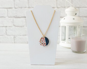 LiFe MaXi necklace with grit effect. Hand-painted wooden pendant and metal circle