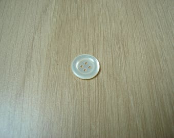 button mother of Pearl four passages rim