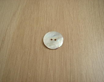medium button mother of Pearl two passages