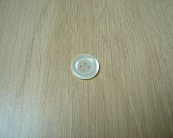 button mother of Pearl four passages rim