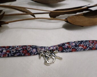 Bracelet Cheval en tissu biais liberty fleuri bleu marine, bijou cheval enfant, cadeau petite fille