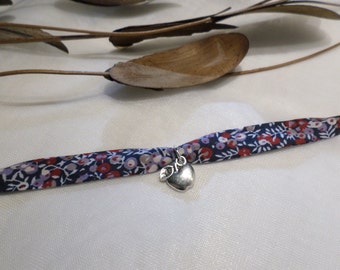 Bracelet pendentif pomme en tissu biais liberty fleuri bleu marine