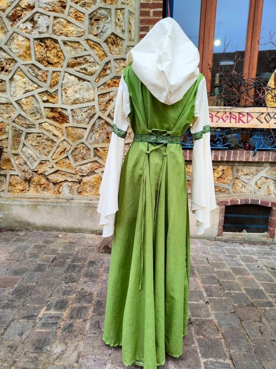 Groene en ecru elven of middeleeuwse jurk met grote riem België