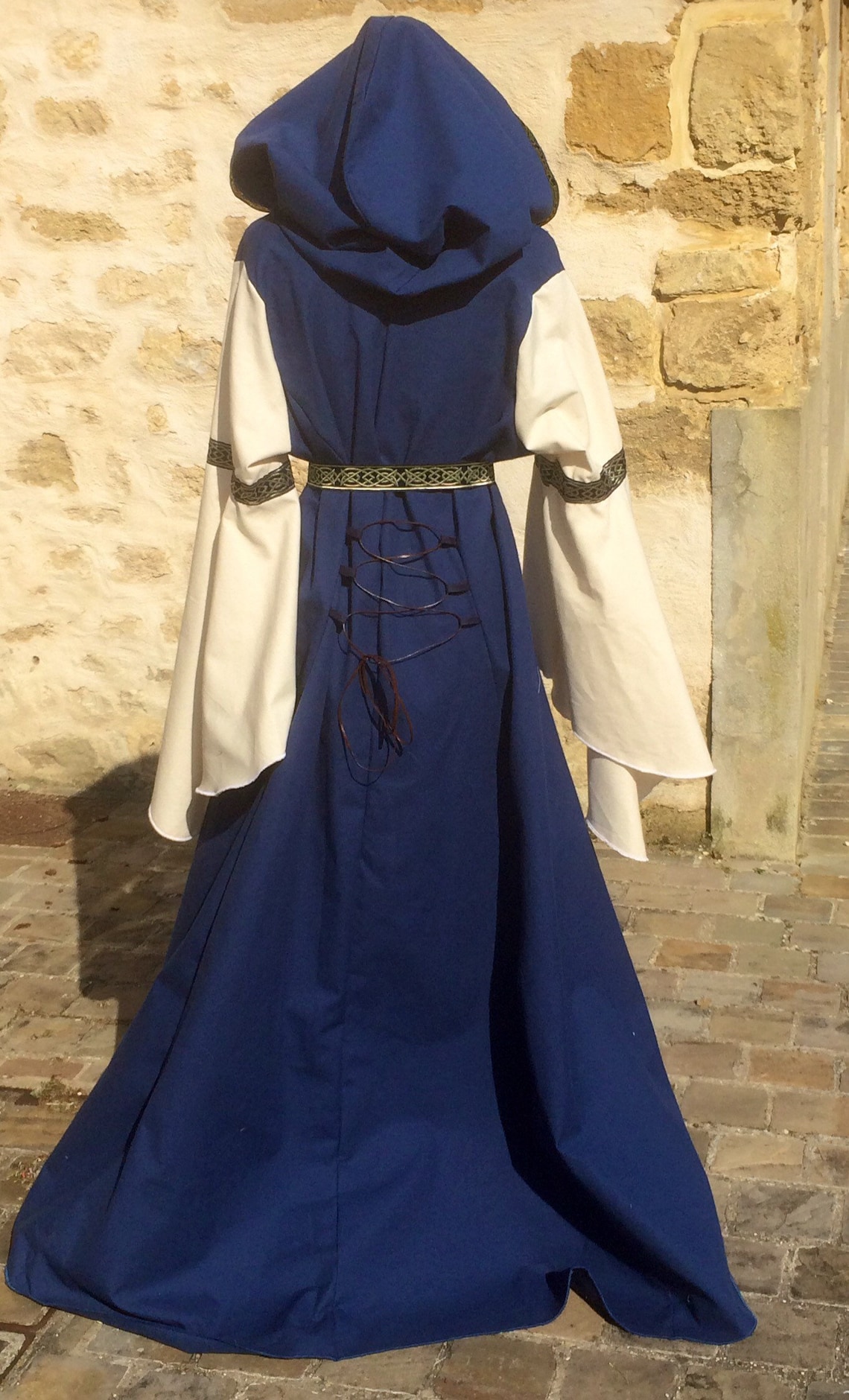 Robe m?�dievale bicolore bleue et ?�crue avec capuche ceinture et grandes manches, costume elfique 