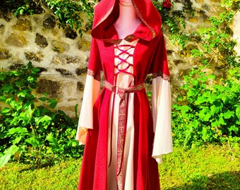 Robe médiévale avec très grandes manches style elfique rouge et écrue avec capuche, lin et coton