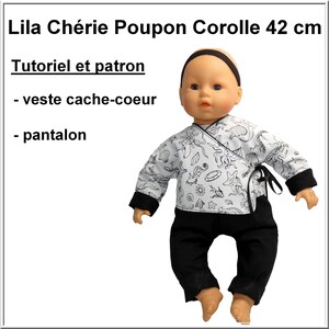 Peut inclure: Une poupée portant un bandeau noir, un haut cache-cœur blanc avec un motif de créatures marines noir et blanc, et un pantalon noir. Le texte de l'image indique "Lila Chérie Poupon Corolle 42 cm" et "Tutoriel et patron". La poupée mesure environ 42 cm.