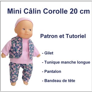 May include: A doll wearing a pink outfit with a floral print vest and pants, and a matching headband. The doll is approximately 8 inches tall. Text on the image reads "Mini Câlin Corolle 20 cm" and "Patron et Tutoriel".