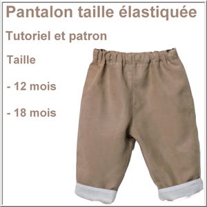 Può includere: Pantaloni color marrone chiaro con vita elasticizzata e orli risvoltati. Il testo a sinistra recita: Pantalon taille élastiquée, Tutoriel et patron, Taille, 12 mois, 18 mois. Questi pantaloni presentano un design semplice con vita arricciata.
