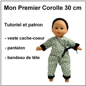 Puede incluir: Una muñeca vestida con un conjunto estampado en verde y blanco, que incluye una chaqueta, pantalones y una diadema. El texto "Mon Premier Corolle 30 cm" está en la parte superior, con "Tutoriel et patron" y los nombres de las prendas debajo. La muñeca mide unos 30 cm.