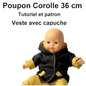 Peut inclure: Une poupée portant une veste à capuche noire et jaune. La poupée mesure environ 36 cm. Le texte en haut de l'image indique "Poupon Corolle 36 cm". Le texte en dessous indique "Tutoriel et patron Veste avec capuche".