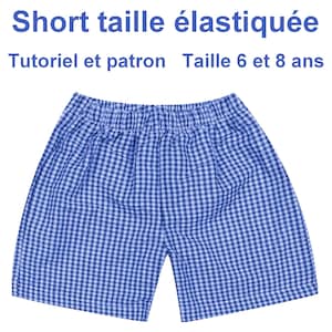 Può includere: Pantaloncini a quadretti vichy blu e bianchi con elastico in vita. Il testo sopra i pantaloncini recita: Short taille élastiquée, Tutoriel et patron, Taille 6 et 8 ans. Questi pantaloncini presentano un classico motivo a scacchi.