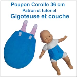 Op de afbeelding: Een blauwe slaapzak en luier set voor poppen. De slaapzak is blauw met roze bandjes en witte klittenbandsluitingen. Een pop draagt een bijpassende blauwe luier. De tekst bovenaan luidt "Poupon Corolle 36 cm Patron et tutoriel Gigoteuse et couche."