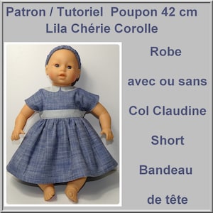 May include: A blue and white dress for a 42 cm doll. The dress has a white collar and a white sash. The doll is wearing a blue headband. The text on the image reads "Patron / Tutoriel Poupon 42 cm Lila Chérie Corolle Robe avec ou sans Col Claudine Short Bandeau de tête".