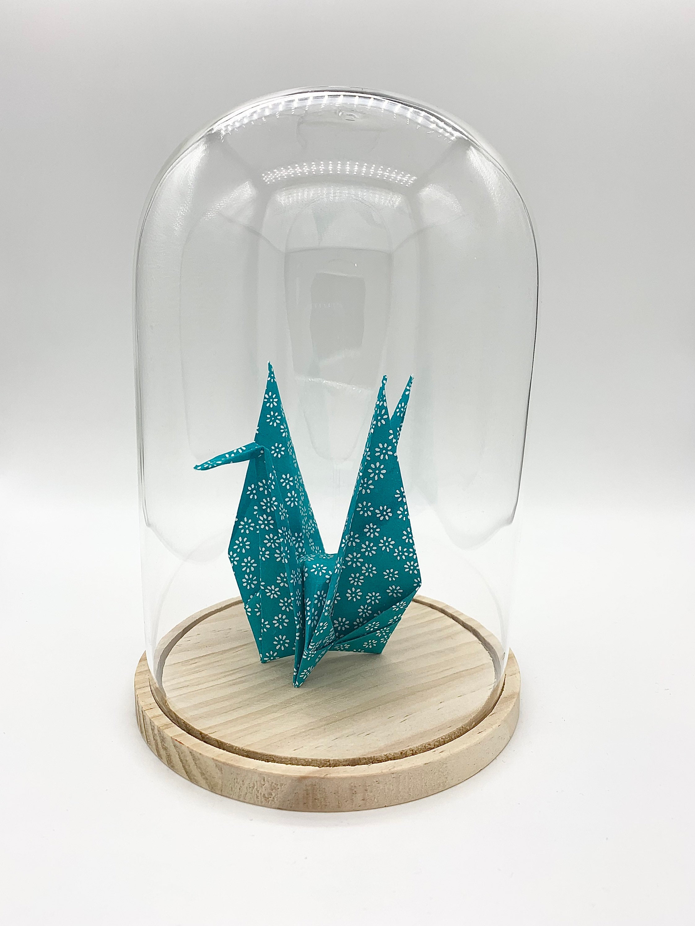 Grue en Origami Sous Un Globe Verre