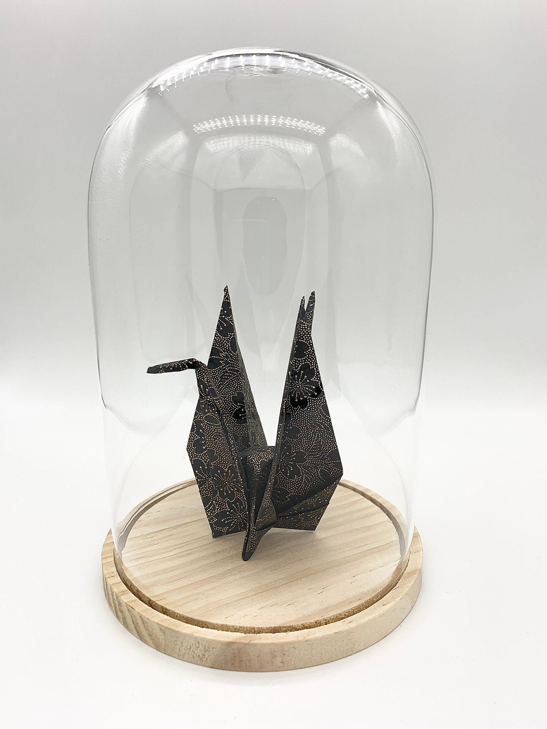 Grue en Origami Sous Un Globe Verre