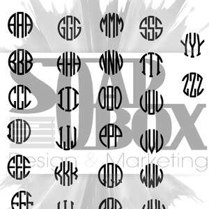 Op de afbeelding: Een set van 26 zwarte en witte monogram lettercirkels. Elke cirkel bevat drie letters van het alfabet, beginnend met AA en eindigend met ZZ.
