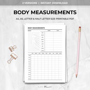 Könnte beinhalten: Ein Stapel weißer, druckbarer PDF-Körpermaßtabelle mit der Aufschrift "BODY MEASUREMENTS". Die Tabelle enthält Abschnitte für Größe, Gewicht und Körpermaße. Ein rosa Bleistift und goldene Büroklammern sind ebenfalls zu sehen.