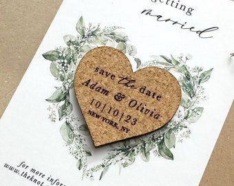 Imanes para guardar la fecha en forma de corazón con tarjetas verdes - Invitaciones de boda personalizadas de corcho