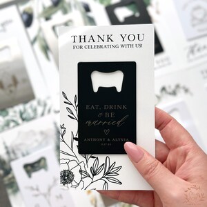 Ouvre-bouteille noir pour mariage avec carte florale minimaliste - Ouvre-bouteille personnalisé au format carte de crédit - Plus de couleurs disponibles