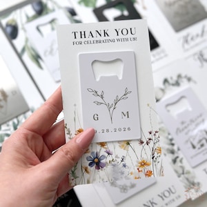 Minimalistische flesopener trouwbedankjes met kaart met wilde bloemen - gepersonaliseerde flesopener op creditcardformaat - meer kleuren beschikbaar