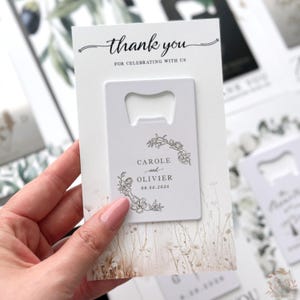 Witte flesopener trouwbedankjes met kaart met wilde bloemen - Gepersonaliseerde creditcardflesopener met bedankje - Meer kleuren beschikbaar
