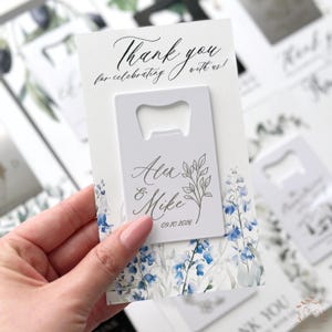 Weißer Flaschenöffner Hochzeitsbevorzugungen mit blauer Blumenkarte - Personalisierter Kreditkarten-Flaschenöffner mit Dankeschön - Weitere Farben erhältlich