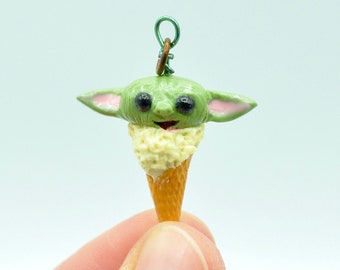 Grogu Eis Anhänger// aus Polymer Ton//Baby Yoda//Mandalorian// kleines grünes Männchen//das Kind//Geschenk für Grogu Fans