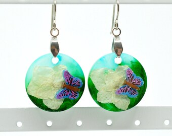 Schmetterling an weißer Hortensie getrocknete Blüten grün blau Harz  Titan 925er Silber Ohrhaken Ohrringe