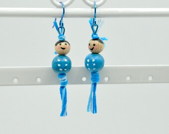 kleine Glückspüppchen Ohrringe aus Buchenholz//Glück//blau weiß//handbemalt//süßes Püppchen//Nomi-Schmuck//80er Fan//an blauen Niob Ohrhaken