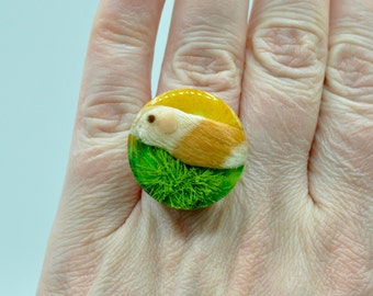 runder Meerschweinchen Ring//Meeri aus Polymer Ton//Nager auf Wiese//gelb grün// Glatthaar Meeri//NOMI Schmuck//Geschenk für Meeri Besitzer