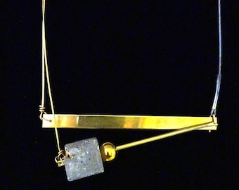 Collier avec pendentif en béton et or, bijou contemporain "Fragile Équilibre..."