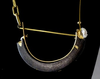 Collier pendentif en béton et or, bijou contemporain  "Mémoires Envoûtantes...".