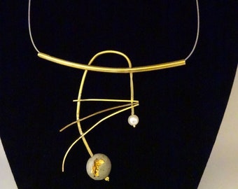 Collier avec pendentif en béton et or, bijou contemporain, "Envolées... précieuses..."