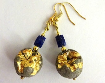 Boucles d'oreilles en béton et or, bijou contemporain "Précieuses... en bleu"