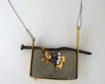 Collier en béton et or, bijou contemporain, "Precious Memoires... au vieux clou"