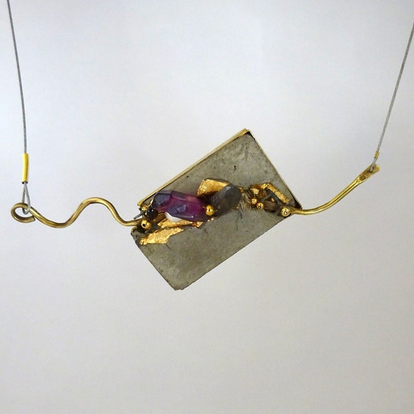 Collier avec pendentif en béton et or, bijou contemporain, "Petit Chaos précieux..."