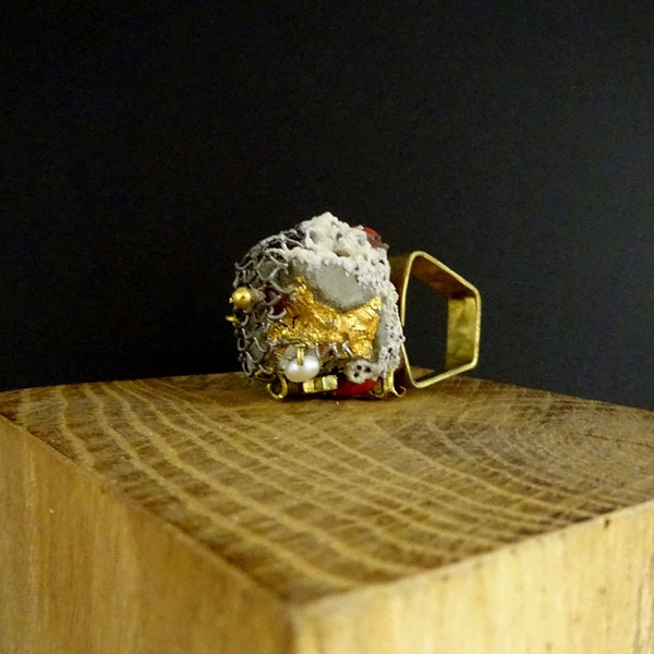 Bague en béton et or, bijou contemporain "L'Archi... Chaotique..."