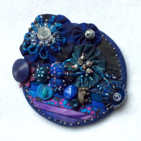 Forme de broche/ronde de fleurs de minuit à la main bleus marine