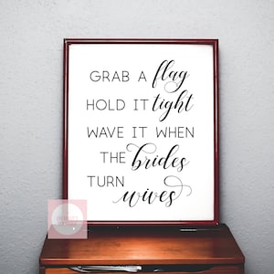 Puede incluir: Un cartel blanco con texto negro que dice "Agarra una bandera, sujétala fuerte, agítala cuando las novias se conviertan en esposas".