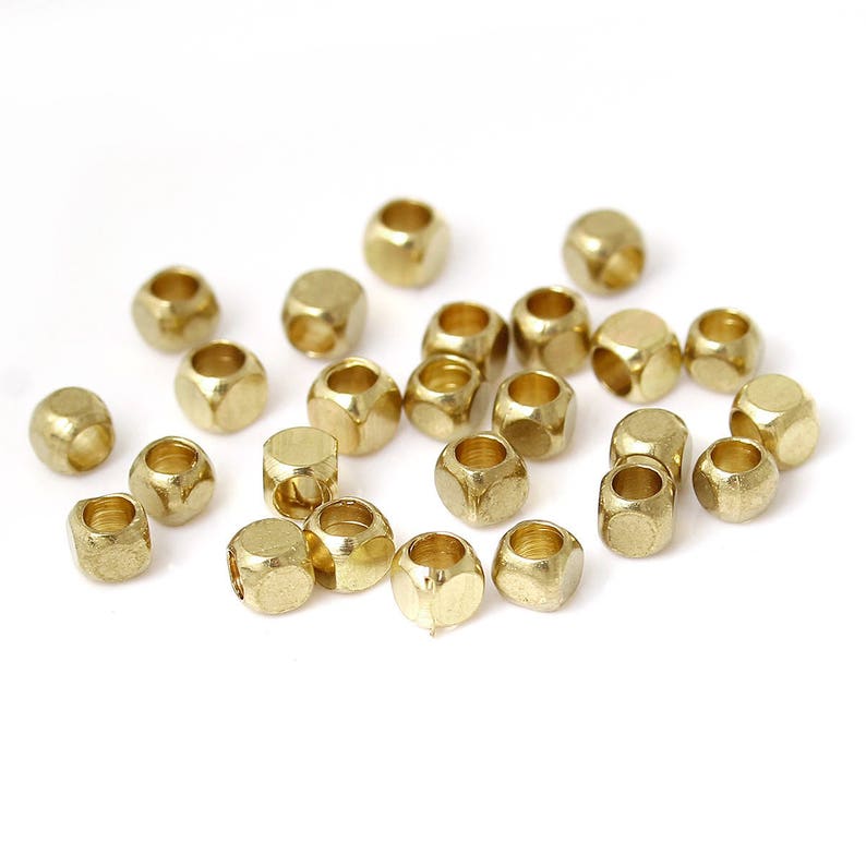 30 perlas de cubos en agujero de Metal 3 x 3 mm : 1,5 mm color dorado / oro imagen 1