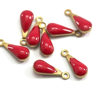 Peut inclure: Huit breloques en forme de larme rouge avec des boucles en métal doré. Les breloques mesurent environ 2,5 cm de long.