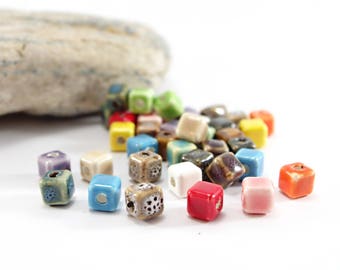 10 perles en céramique forme Cube - Dim. 8x8 mm - Lot multicolore