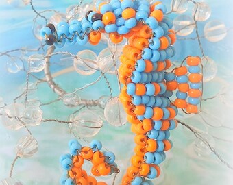 Beaded animals: seahorse in seed beads