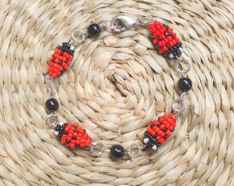 Animal bracelet in seed beads: ladybugs