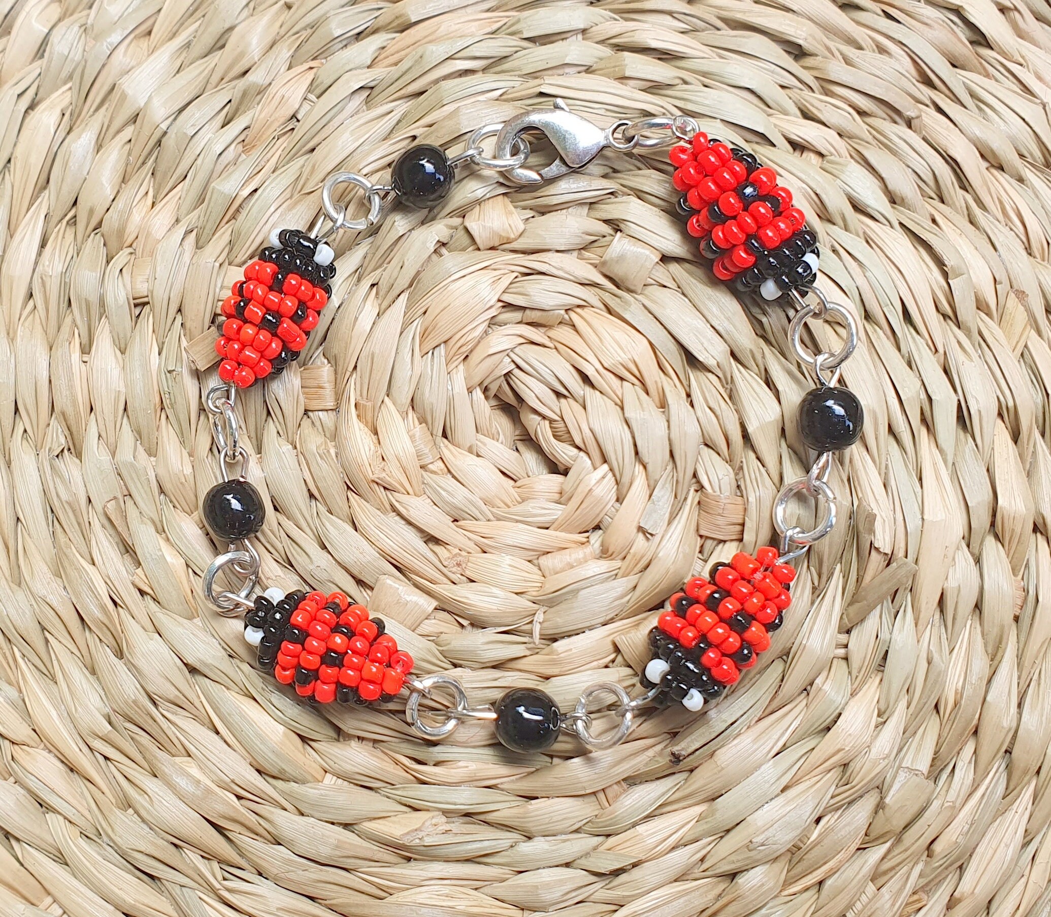 Animal bracelet in seed beads: ladybugs