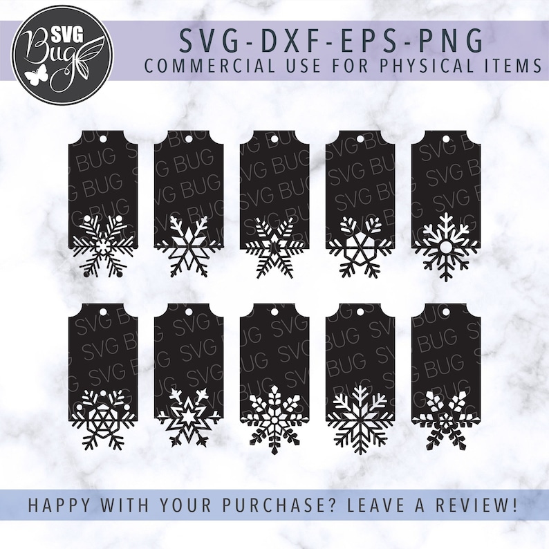 Op de afbeelding: Zwarte rechthoekige labels met verschillende witte sneeuwvlokontwerpen. De afbeelding bevat de tekst "SVG-DXF-EPS-PNG COMMERCIAL USE FOR PHYSICAL ITEMS" en "HAPPY WITH YOUR PURCHASE? LEAVE A REVIEW!"
