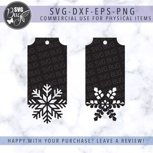 Op de afbeelding: Twee zwarte rechthoekige labels met sneeuwvlokuitsparingen. De labels hebben een gat aan de bovenkant om op te hangen. Tekst op de labels luidt "SVG-DXF-EPS-PNG COMMERCIAL USE FOR PHYSICAL ITEMS". De onderkant van de afbeelding zegt "HAPPY WITH YOUR PURCHASE? LEAVE A REVIEW!"
