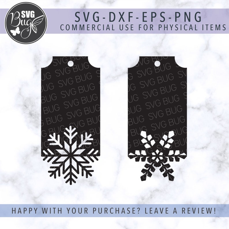 Op de afbeelding: Twee zwarte rechthoekige labels met sneeuwvlokuitsparingen. De labels hebben een gat aan de bovenkant om op te hangen. Tekst op de labels luidt "SVG-DXF-EPS-PNG COMMERCIAL USE FOR PHYSICAL ITEMS". De onderkant van de afbeelding zegt "HAPPY WITH YOUR PURCHASE? LEAVE A REVIEW!"