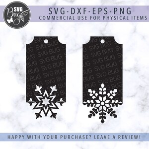 Op de afbeelding: Twee zwarte rechthoekige labels met sneeuwvlokuitsparingen. De labels hebben een gat aan de bovenkant om op te hangen. Tekst op de afbeelding is onder meer "SVG-DXF-EPS-PNG COMMERCIAL USE FOR PHYSICAL ITEMS". Het SVG Bug-logo staat in de linkerbovenhoek.