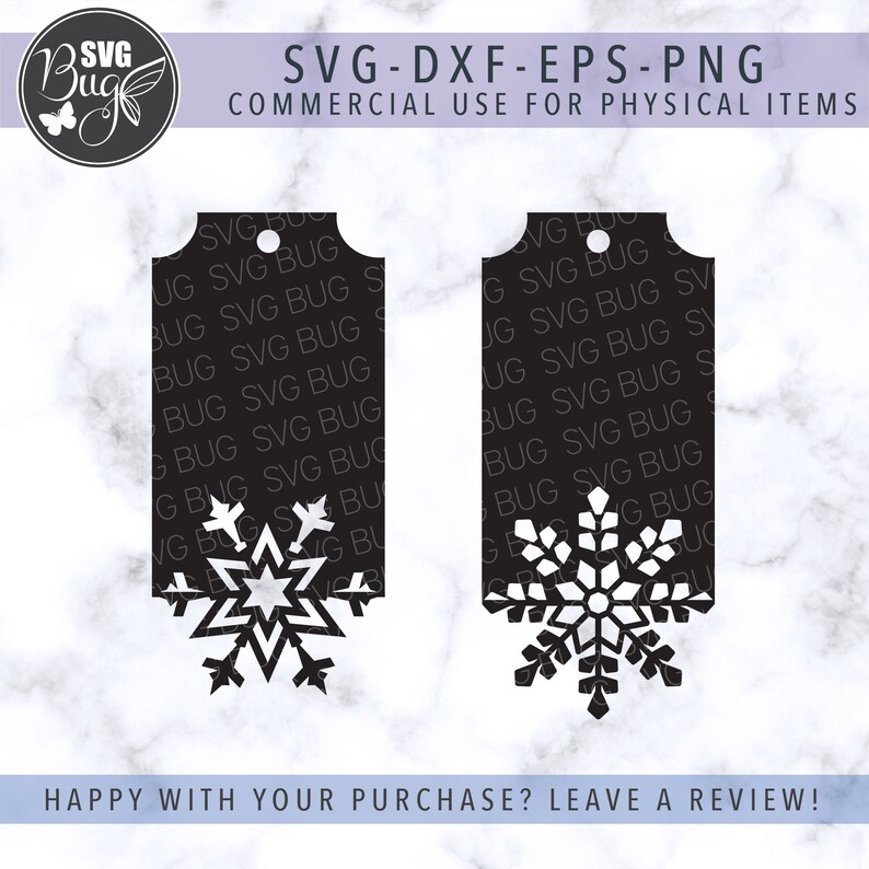 Op de afbeelding: Twee zwarte rechthoekige labels met sneeuwvlokuitsparingen. De labels hebben een gat aan de bovenkant om op te hangen. Tekst op de afbeelding is onder meer "SVG-DXF-EPS-PNG COMMERCIAL USE FOR PHYSICAL ITEMS". Het SVG Bug-logo staat in de linkerbovenhoek.
